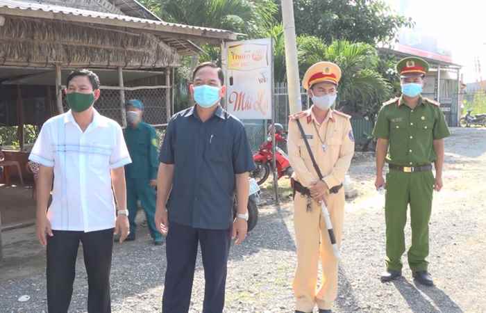 Lãnh đạo huyện Mỹ Xuyên kiểm tra các chốt kiểm soát dịch COVID-19